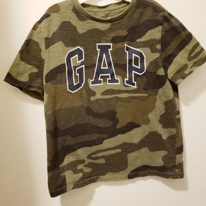 GAP kids Green camouflage t-shirt size 8 Med.